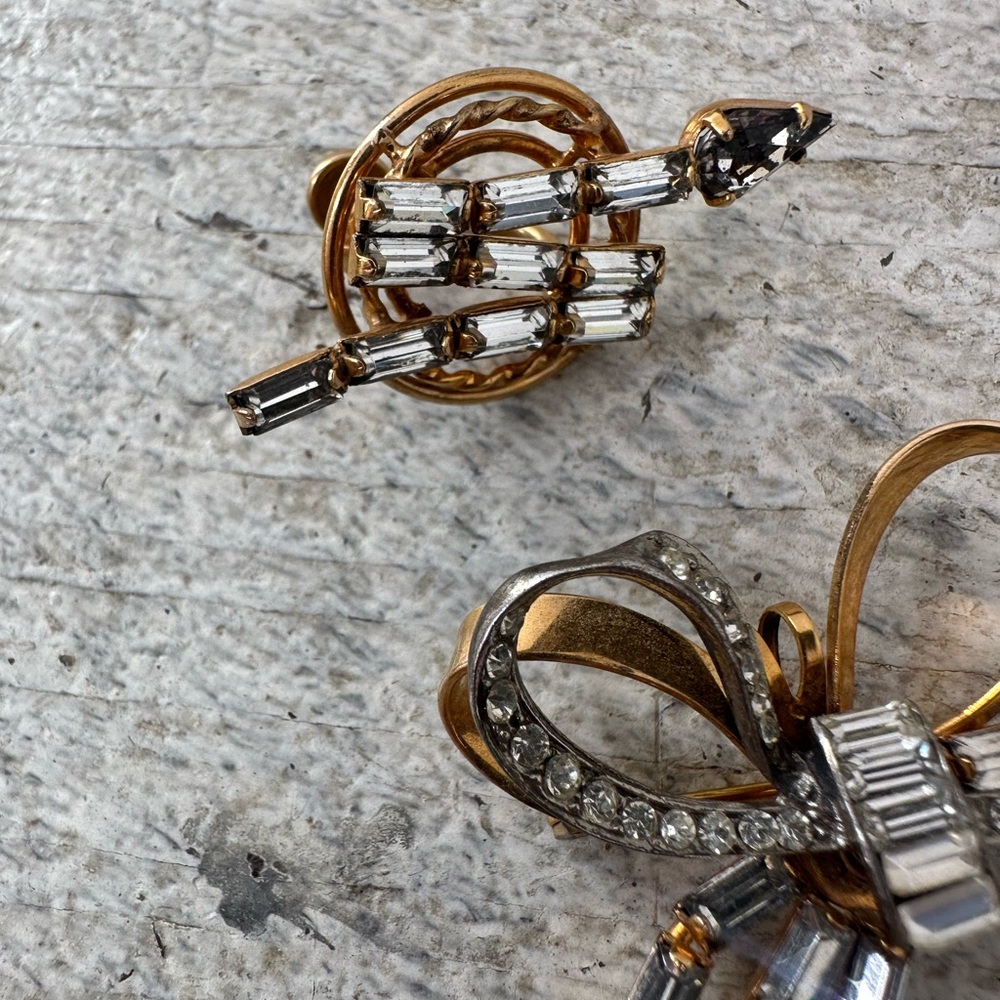Vintage 1940s 12k GF Rhinestone Ribbon Work Brooch And Earrings - Picture 5 of 8